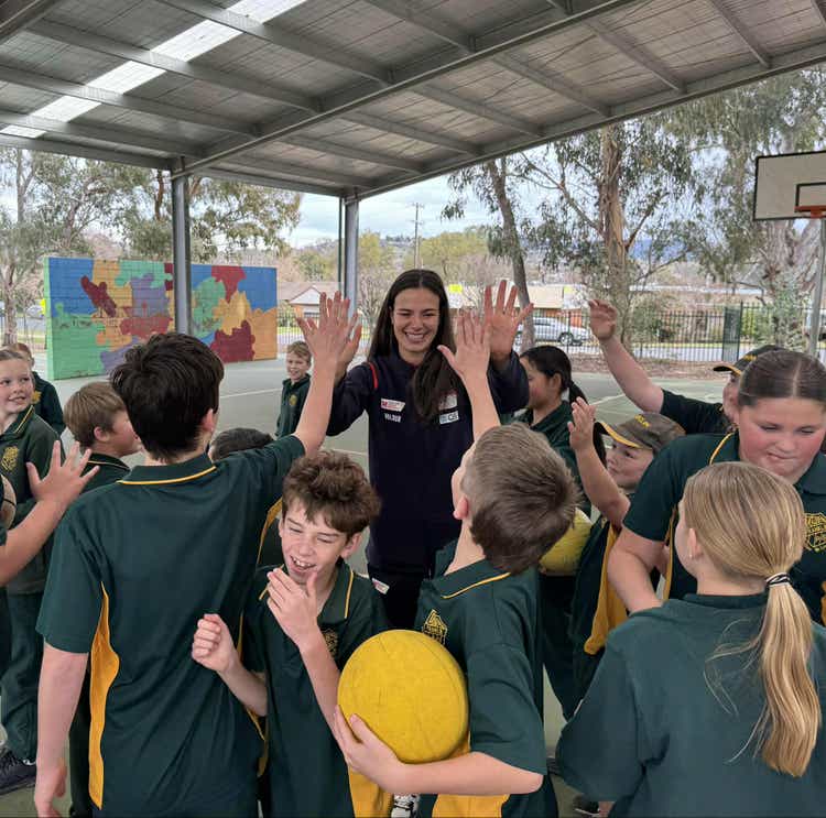 Swifts player Grace Whyte with Stage 3 students